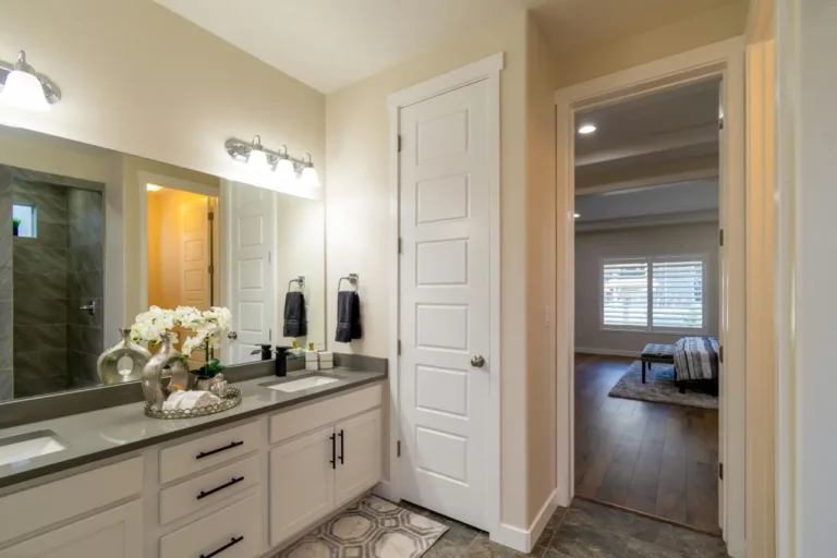 Nowe życie starych drzwi – pomysł na odświeżenie wnętrza