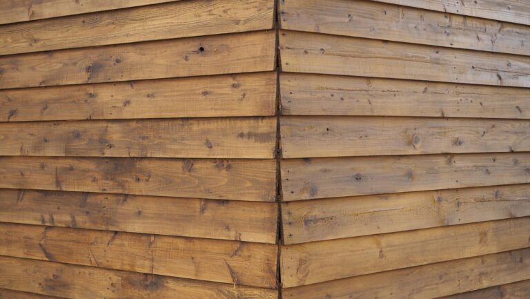 Deski elewacyjne drewniane vs. kompozytowe ? co wybrać?